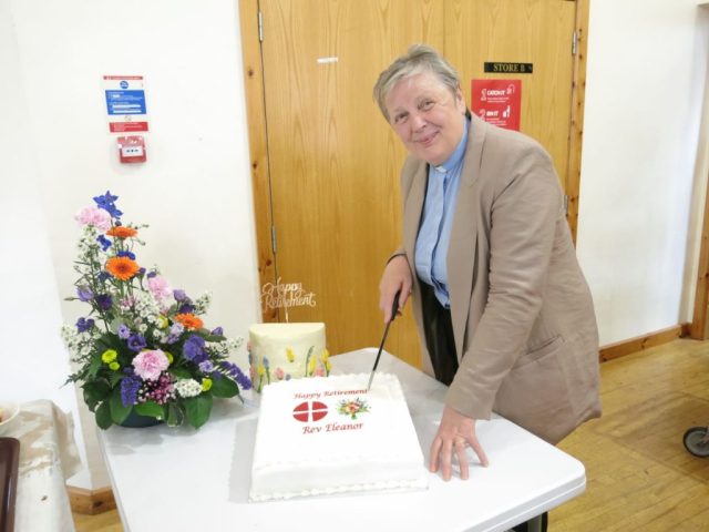 Rev Eleanor cuttng her cake